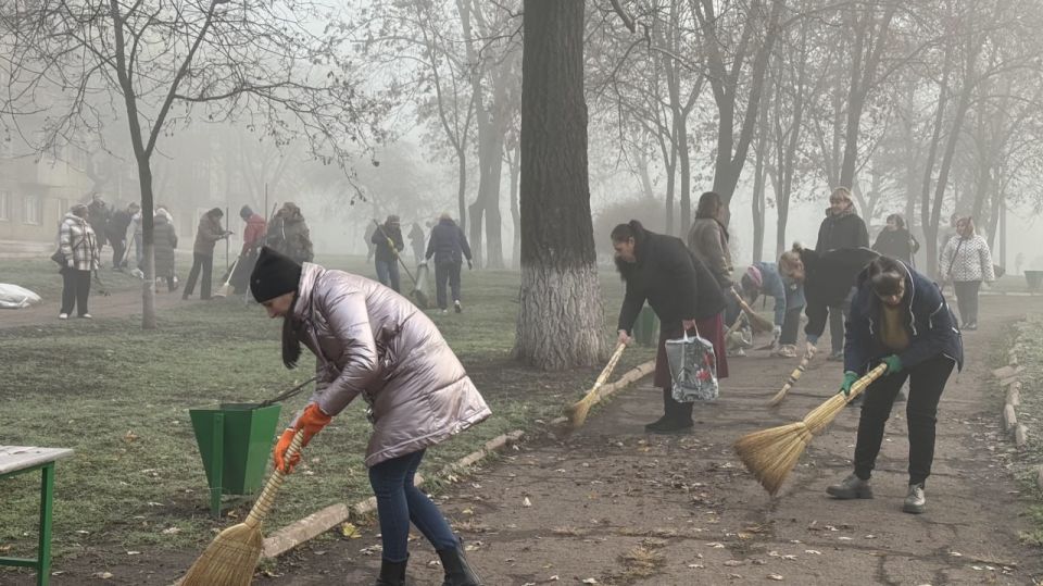 Игорь Мартынов: Общегородской субботник. 15 ноября в городском округе Енакиево прошёл масштабный общегородской субботник Игорь Мартынов: Общегородской субботник. 15 ноября в городском округе Енакиево прошёл масштабный общегородской субботник