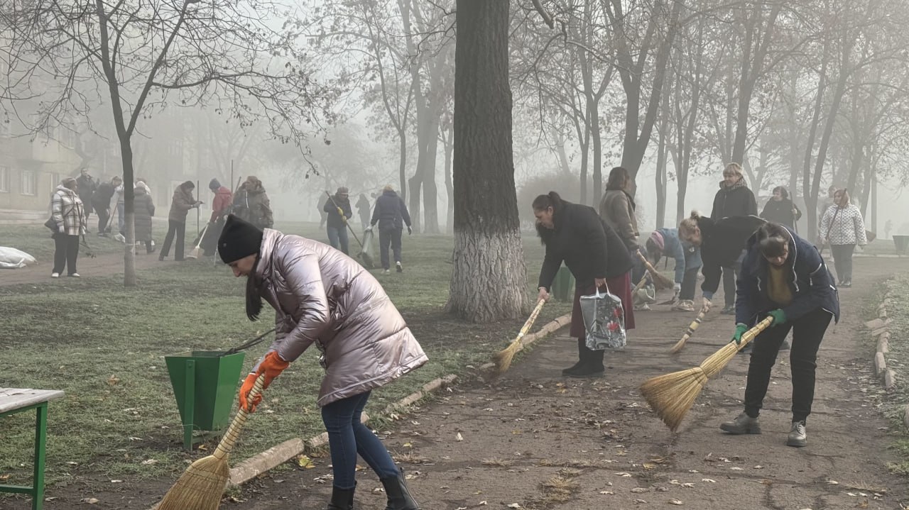 Игорь Мартынов: Общегородской субботник. 15 ноября в городском округе Енакиево прошёл масштабный общегородской субботник Игорь Мартынов: Общегородской субботник. 15 ноября в городском округе Енакиево прошёл масштабный общегородской субботник