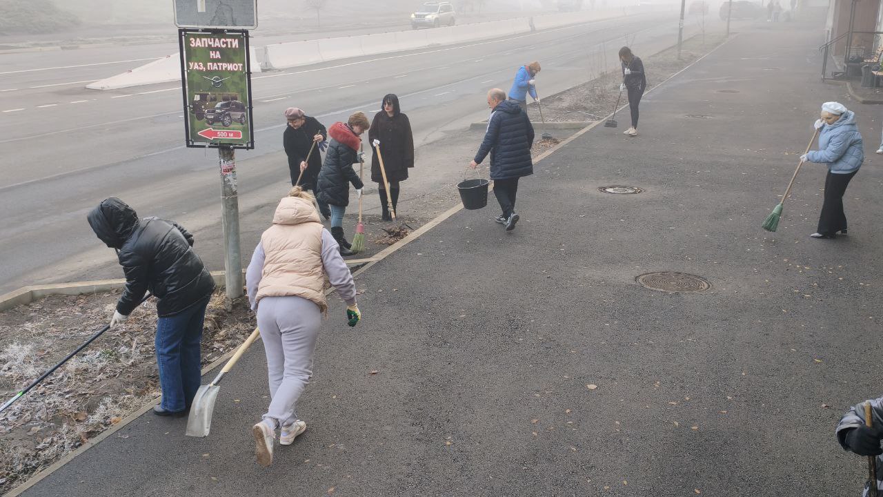 Сотрудники центра занятости на субботнике Сотрудники центра занятости на субботнике