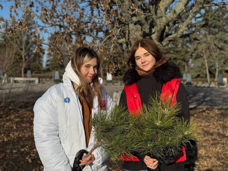 Александр Шатов: Представители Шахтерского округа и Усть-Донецкого района высадили деревья на Саур-Могиле Александр Шатов: Представители Шахтерского округа и Усть-Донецкого района высадили деревья на Саур-Могиле