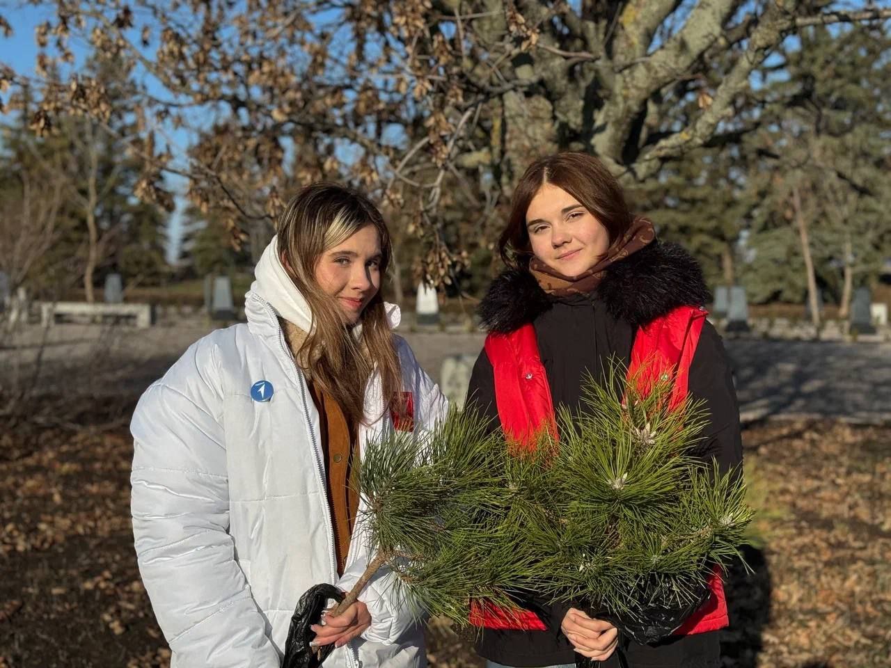 Александр Шатов: Представители Шахтерского округа и Усть-Донецкого района высадили деревья на Саур-Могиле Александр Шатов: Представители Шахтерского округа и Усть-Донецкого района высадили деревья на Саур-Могиле