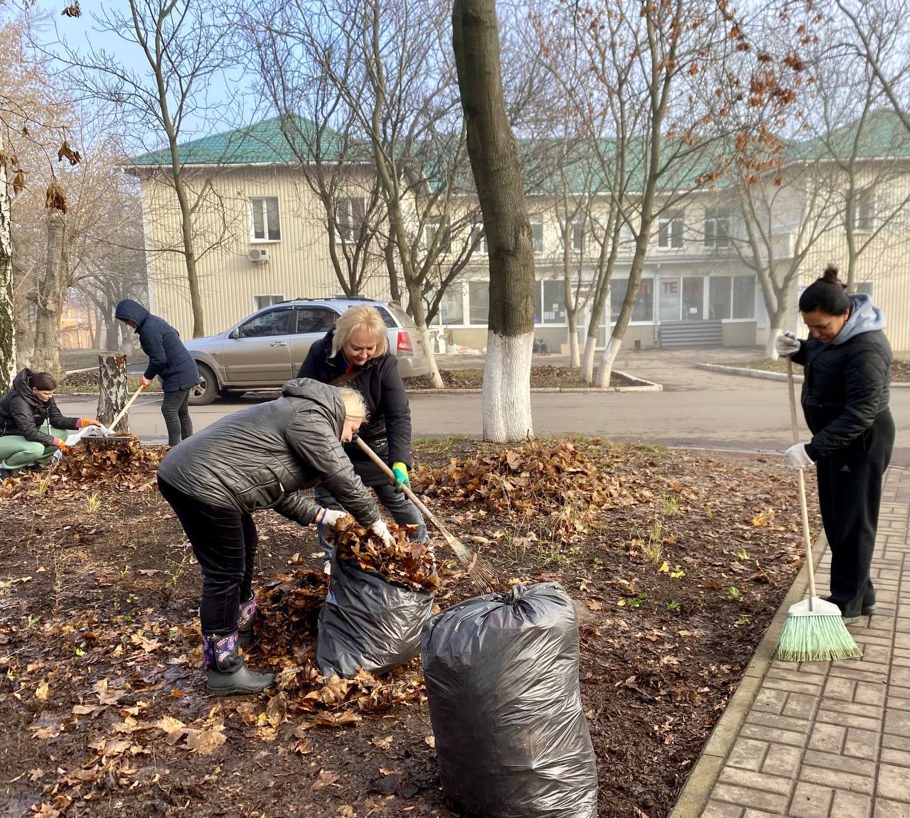Евгений Поплавский: Чистота общими силами: масштабный субботник прошел на территории ЦГБ Евгений Поплавский: Чистота общими силами: масштабный субботник прошел на территории ЦГБ