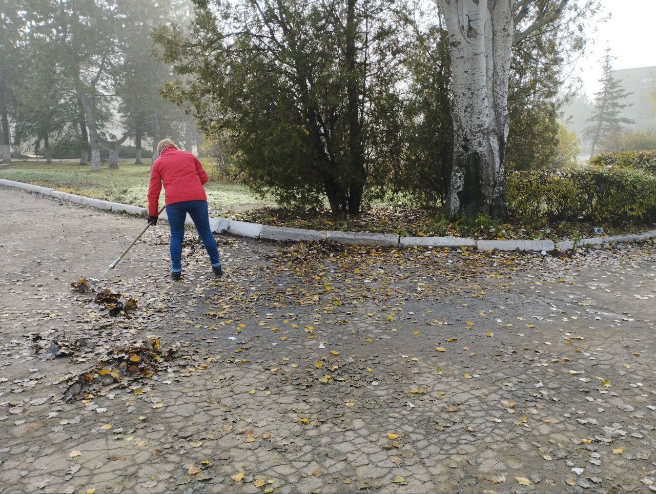 Сотрудники управления по обеспечению деятельности территорий администрации городского округа Енакиево приняли участие в общегородском субботнике