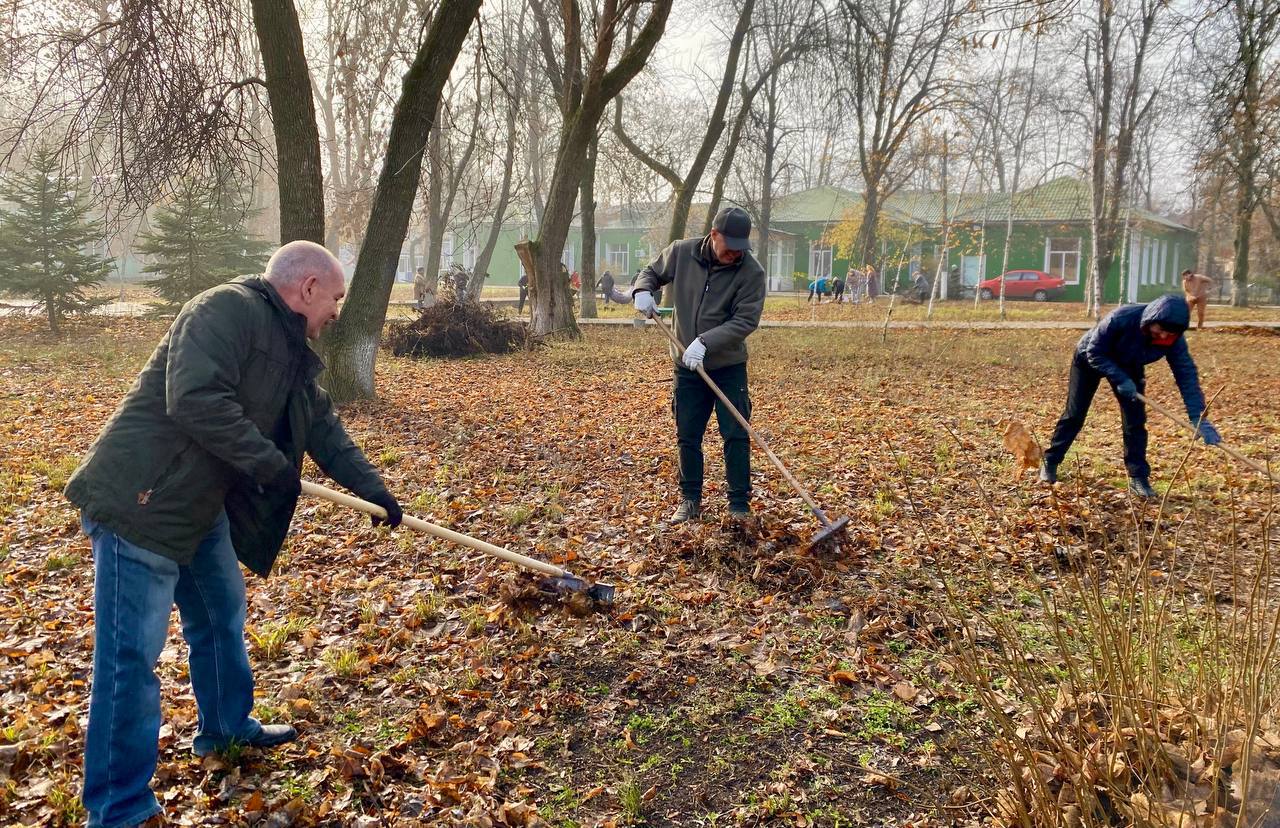 Евгений Поплавский: Чистота общими силами: масштабный субботник прошел на территории ЦГБ Евгений Поплавский: Чистота общими силами: масштабный субботник прошел на территории ЦГБ