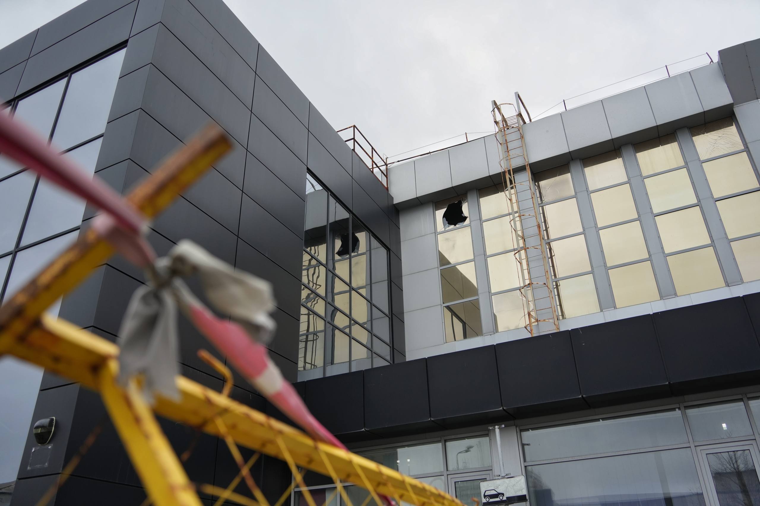 Кирилл Макаров: Вместе с Управляющим Головным отделением Сбербанка по ДНР Евгением Серяпиным осмотрели спортивный комплекс «Дружба» Кирилл Макаров: Вместе с Управляющим Головным отделением Сбербанка по ДНР Евгением Серяпиным осмотрели спортивный комплекс «Дружба»