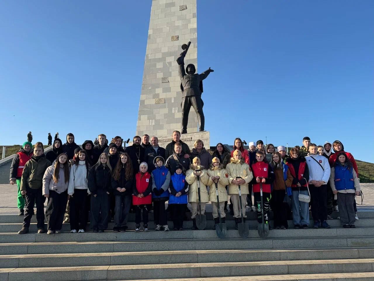 Александр Шатов: Представители Шахтерского округа и Усть-Донецкого района высадили деревья на Саур-Могиле Александр Шатов: Представители Шахтерского округа и Усть-Донецкого района высадили деревья на Саур-Могиле