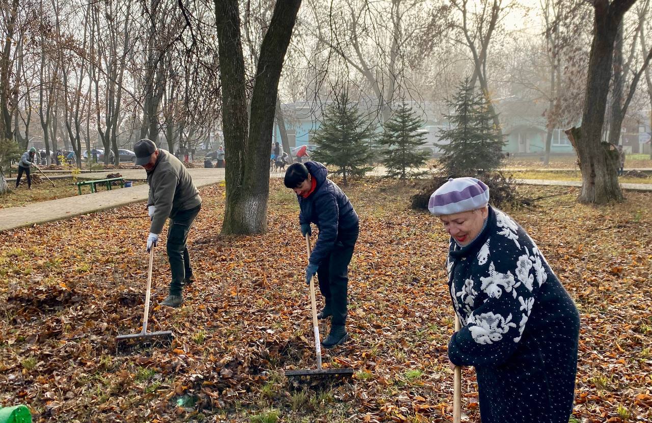 Евгений Поплавский: Чистота общими силами: масштабный субботник прошел на территории ЦГБ Евгений Поплавский: Чистота общими силами: масштабный субботник прошел на территории ЦГБ