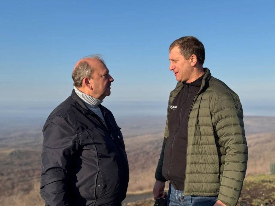 Александр Шатов: Представители Шахтерского округа и Усть-Донецкого района высадили деревья на Саур-Могиле Александр Шатов: Представители Шахтерского округа и Усть-Донецкого района высадили деревья на Саур-Могиле