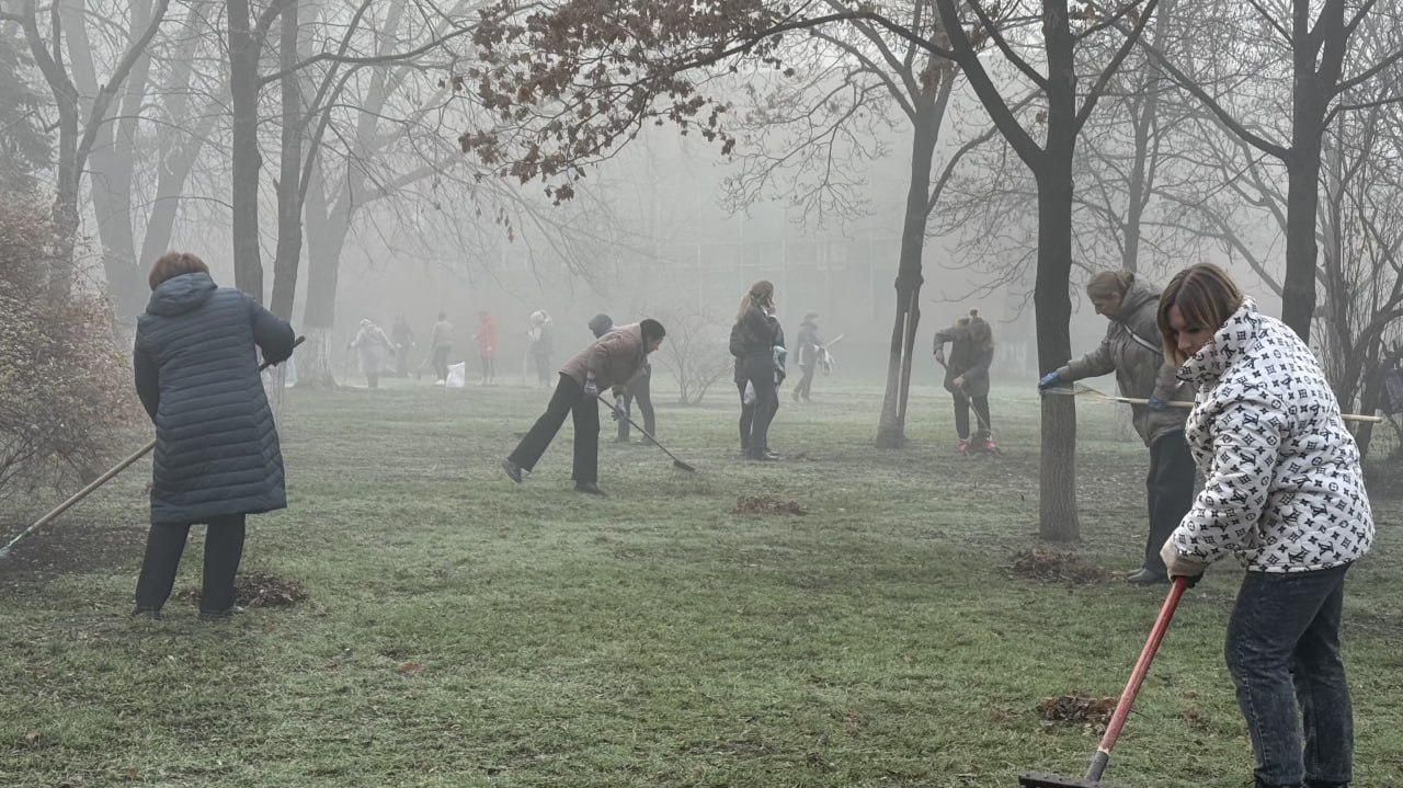 Игорь Мартынов: Общегородской субботник. 15 ноября в городском округе Енакиево прошёл масштабный общегородской субботник Игорь Мартынов: Общегородской субботник. 15 ноября в городском округе Енакиево прошёл масштабный общегородской субботник