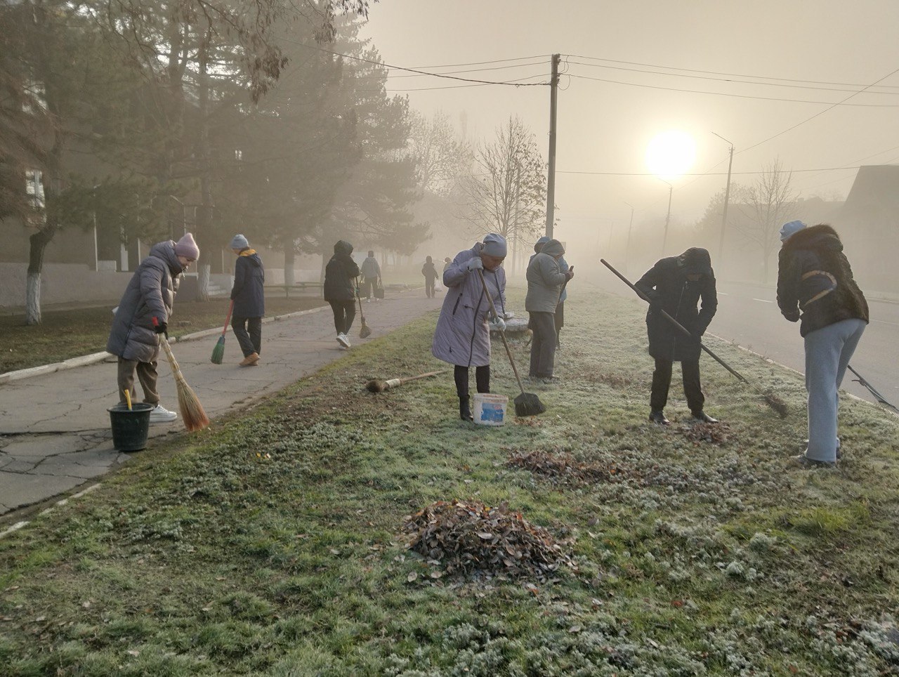 Игорь Мартынов: Работники учреждений культуры городского округа Енакиево приняли участие в общегородском субботнике Игорь Мартынов: Работники учреждений культуры городского округа Енакиево приняли участие в общегородском субботнике