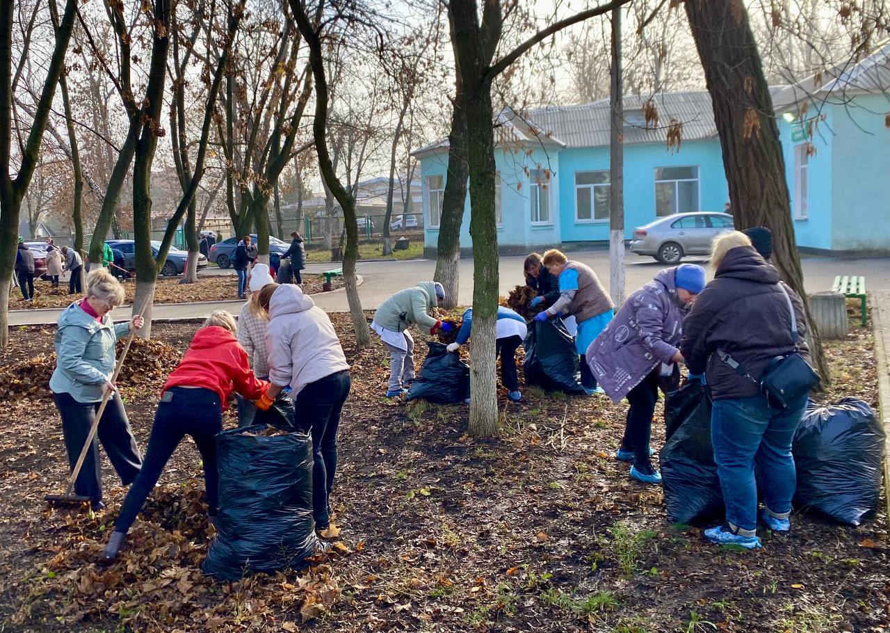 Евгений Поплавский: Чистота общими силами: масштабный субботник прошел на территории ЦГБ Евгений Поплавский: Чистота общими силами: масштабный субботник прошел на территории ЦГБ