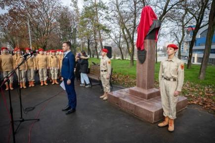 Трижды Герой СССР: в Мариуполе увековечили память Александра Покрышкина