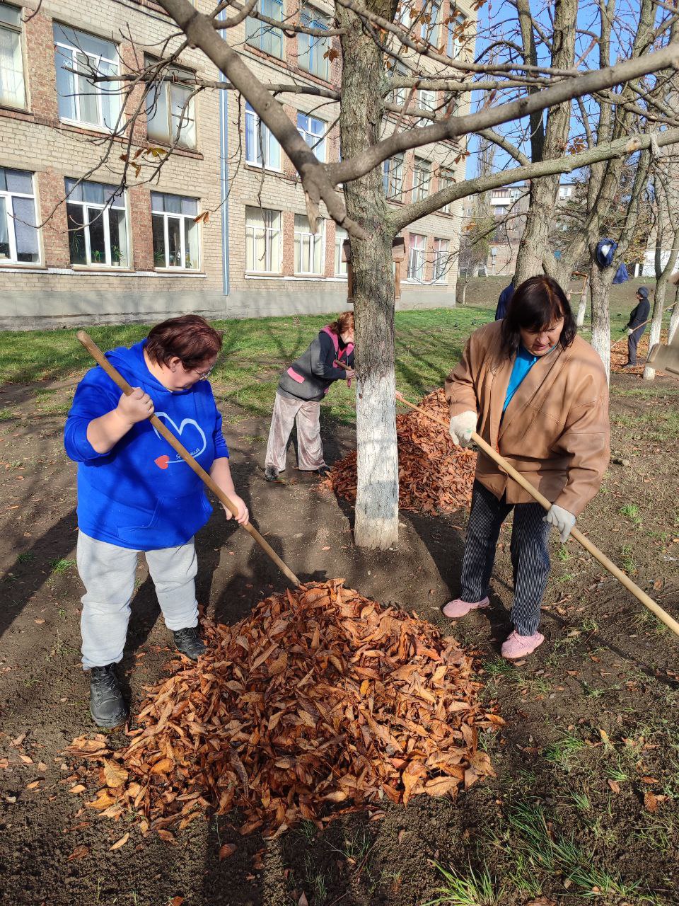 Игорь Мартынов: Образовательные учреждения городского округа Енакиево приняли участие в общегородском субботнике Игорь Мартынов: Образовательные учреждения городского округа Енакиево приняли участие в общегородском субботнике