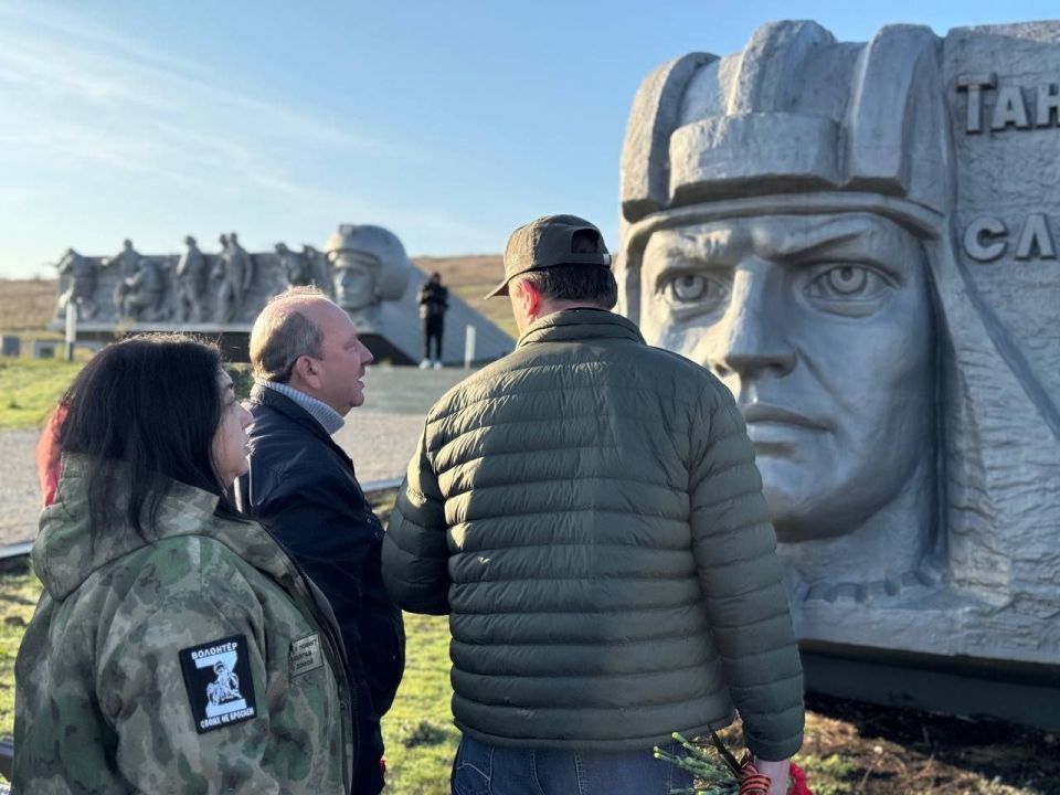 Александр Шатов: Представители Шахтерского округа и Усть-Донецкого района высадили деревья на Саур-Могиле