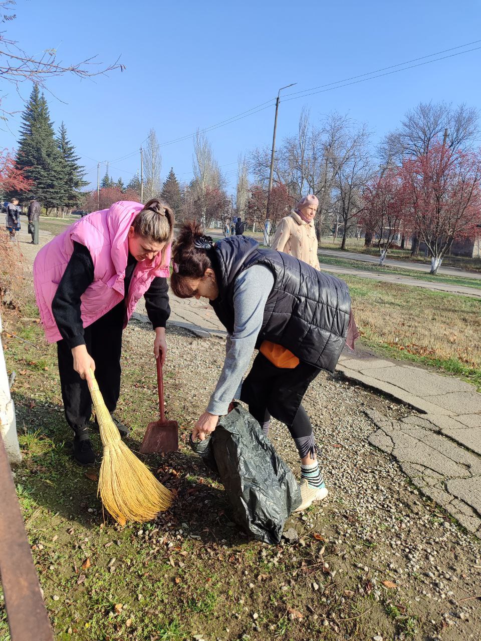 Игорь Мартынов: Образовательные учреждения городского округа Енакиево приняли участие в общегородском субботнике Игорь Мартынов: Образовательные учреждения городского округа Енакиево приняли участие в общегородском субботнике