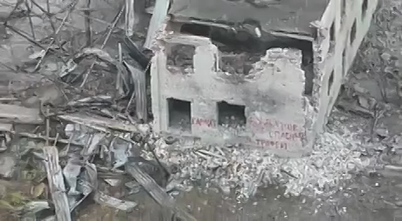 В Покровске на месте разгрома ГУР появилась надпись "Буданов лох"