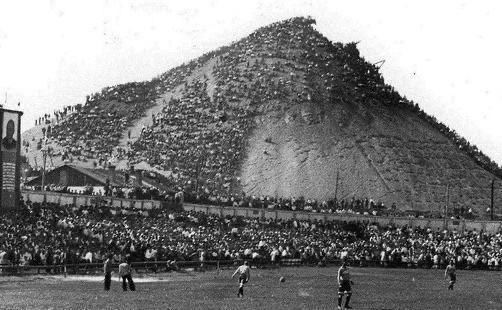 Виктория Жукова: Зрители на матче донецкого Шахтера, 1930-е