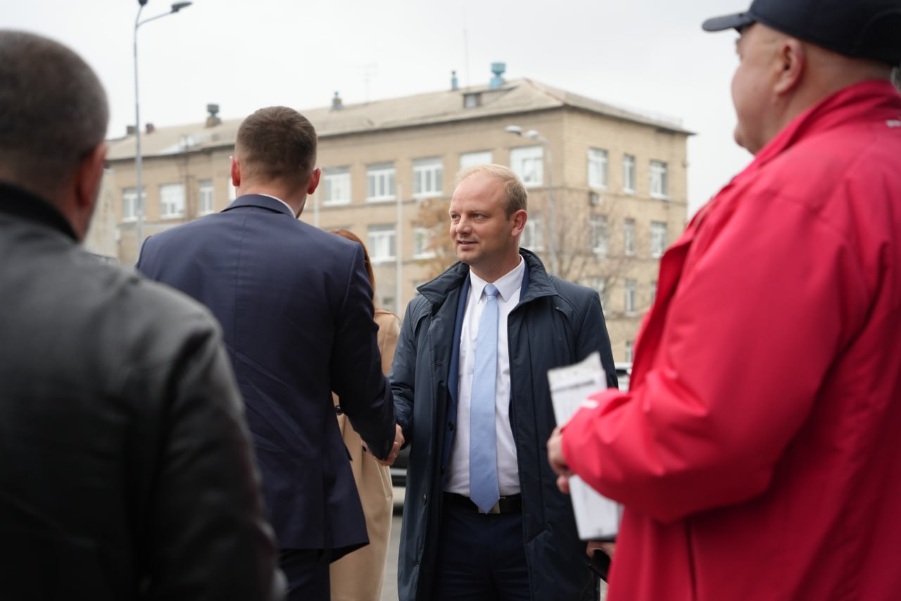 Кирилл Макаров: Вместе с Управляющим Головным отделением Сбербанка по ДНР Евгением Серяпиным осмотрели спортивный комплекс «Дружба» Кирилл Макаров: Вместе с Управляющим Головным отделением Сбербанка по ДНР Евгением Серяпиным осмотрели спортивный комплекс «Дружба»