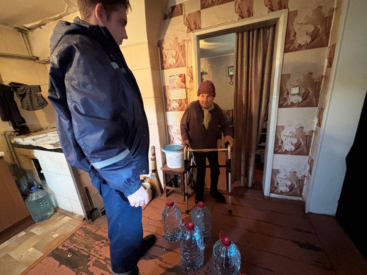 Добровольцы Донецкого РО ВСКС доставили 315 литров питьевой воды маломобильным и пожилым жителям Донецка Добровольцы Донецкого РО ВСКС доставили 315 литров питьевой воды маломобильным и пожилым жителям Донецка