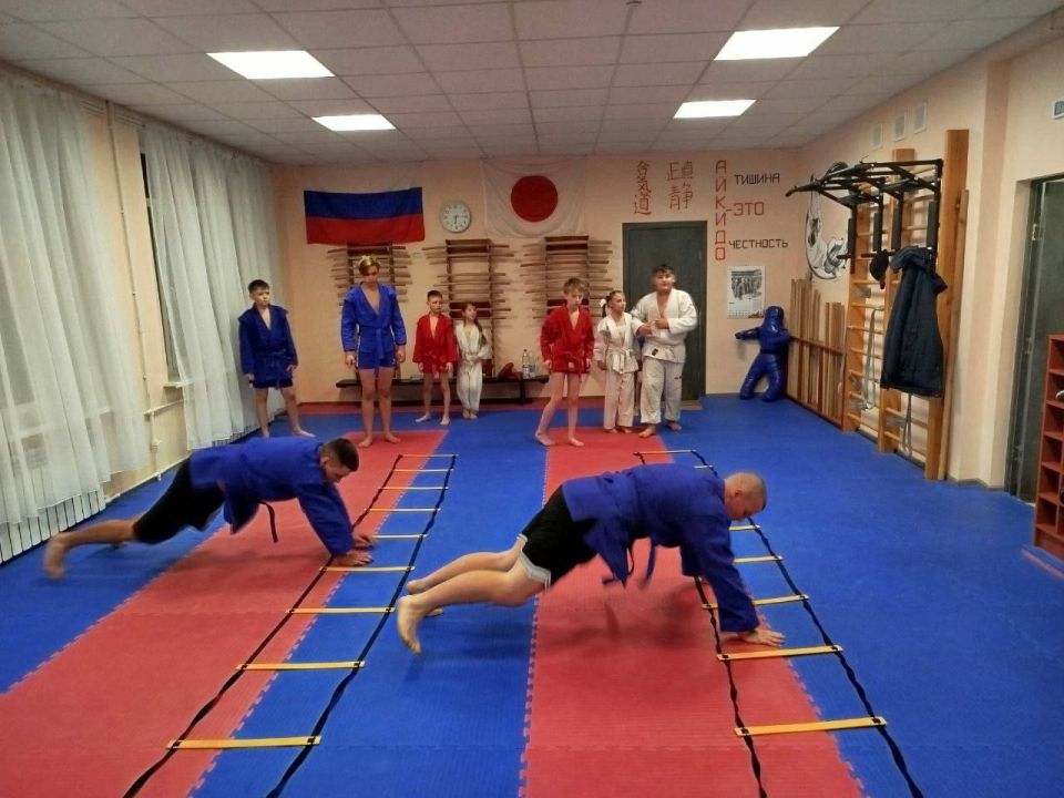 Сергей Желновач: Сегодня в МБУДО «Центр детского и юношеского творчества» воспитанники МБО ДО Спортивной школы секции самбо собрались, чтобы принять участие в увлекательной эстафете, в рамках проекта «Выбор сильных» Сергей Желновач: Сегодня в МБУДО «Центр детского и юношеского творчества» воспитанники МБО ДО Спортивной школы секции самбо собрались, чтобы принять участие в увлекательной эстафете, в рамках проекта «Выбор сильных»