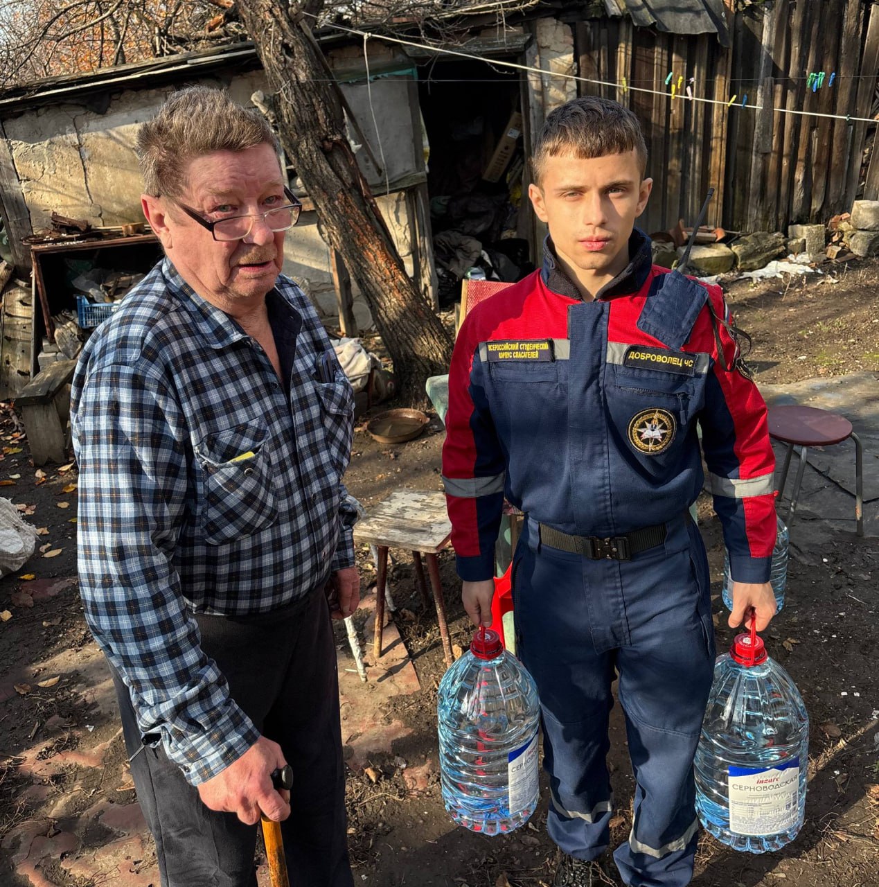 Добровольцы Донецкого РО ВСКС доставили 315 литров питьевой воды маломобильным и пожилым жителям Донецка Добровольцы Донецкого РО ВСКС доставили 315 литров питьевой воды маломобильным и пожилым жителям Донецка