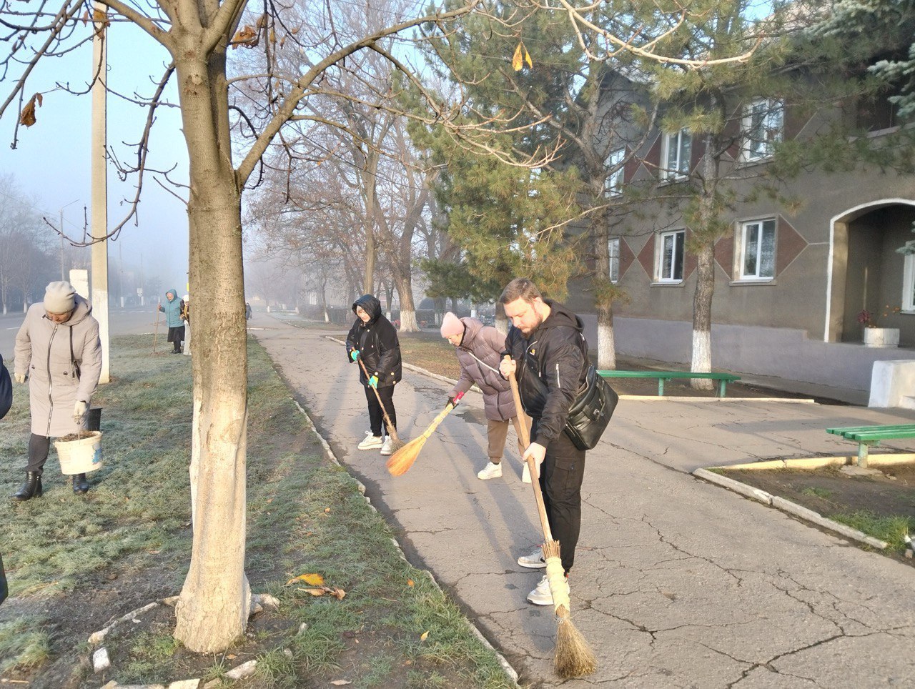 Игорь Мартынов: Работники учреждений культуры городского округа Енакиево приняли участие в общегородском субботнике Игорь Мартынов: Работники учреждений культуры городского округа Енакиево приняли участие в общегородском субботнике