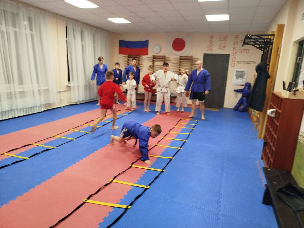 Сергей Желновач: Сегодня в МБУДО «Центр детского и юношеского творчества» воспитанники МБО ДО Спортивной школы секции самбо собрались, чтобы принять участие в увлекательной эстафете, в рамках проекта «Выбор сильных» Сергей Желновач: Сегодня в МБУДО «Центр детского и юношеского творчества» воспитанники МБО ДО Спортивной школы секции самбо собрались, чтобы принять участие в увлекательной эстафете, в рамках проекта «Выбор сильных»