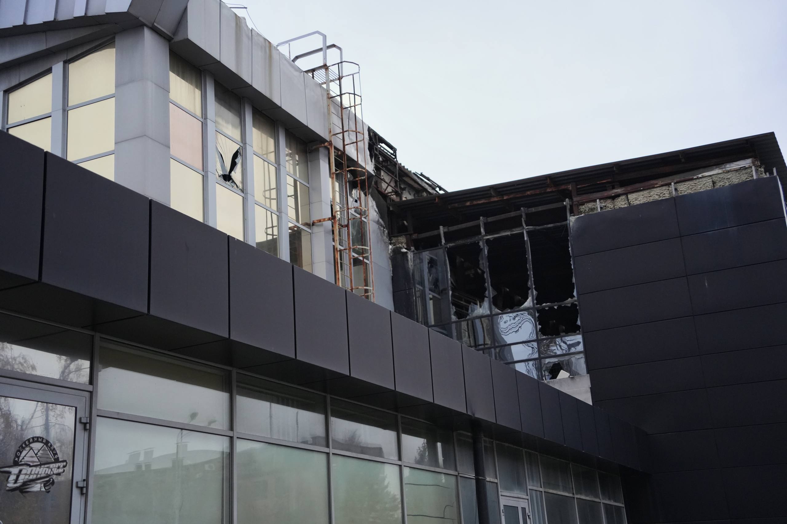 Кирилл Макаров: Вместе с Управляющим Головным отделением Сбербанка по ДНР Евгением Серяпиным осмотрели спортивный комплекс «Дружба» Кирилл Макаров: Вместе с Управляющим Головным отделением Сбербанка по ДНР Евгением Серяпиным осмотрели спортивный комплекс «Дружба»