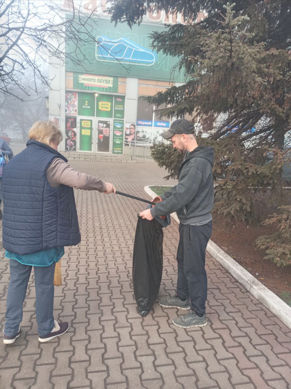 Игорь Мартынов: Предприниматели городского округа Енакиево приняли участие в общегородском субботнике Игорь Мартынов: Предприниматели городского округа Енакиево приняли участие в общегородском субботнике