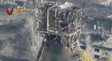 ВСУ атаковали дроном российский флаг, поднятый над освобожденной шахтой в Димитрове