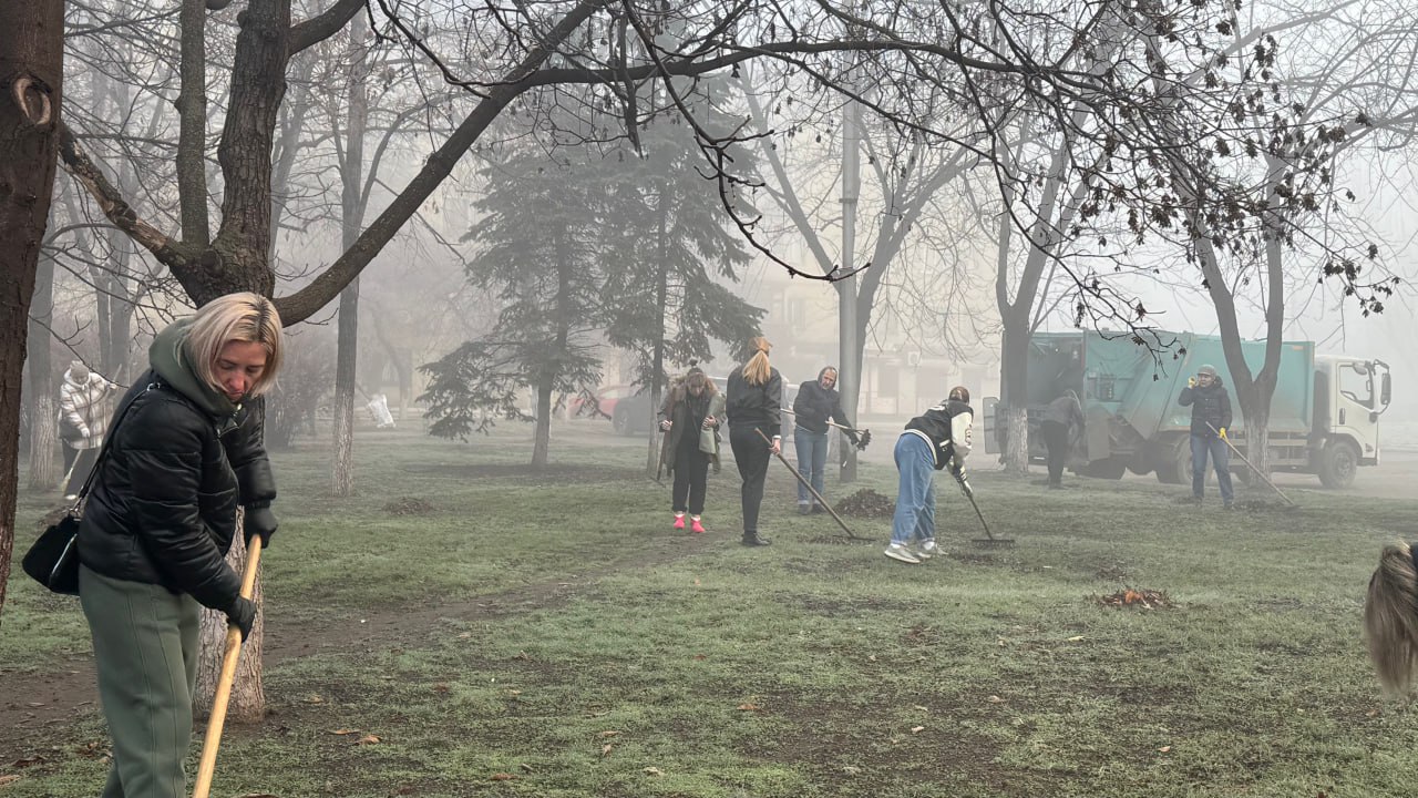 Игорь Мартынов: Общегородской субботник. 15 ноября в городском округе Енакиево прошёл масштабный общегородской субботник Игорь Мартынов: Общегородской субботник. 15 ноября в городском округе Енакиево прошёл масштабный общегородской субботник
