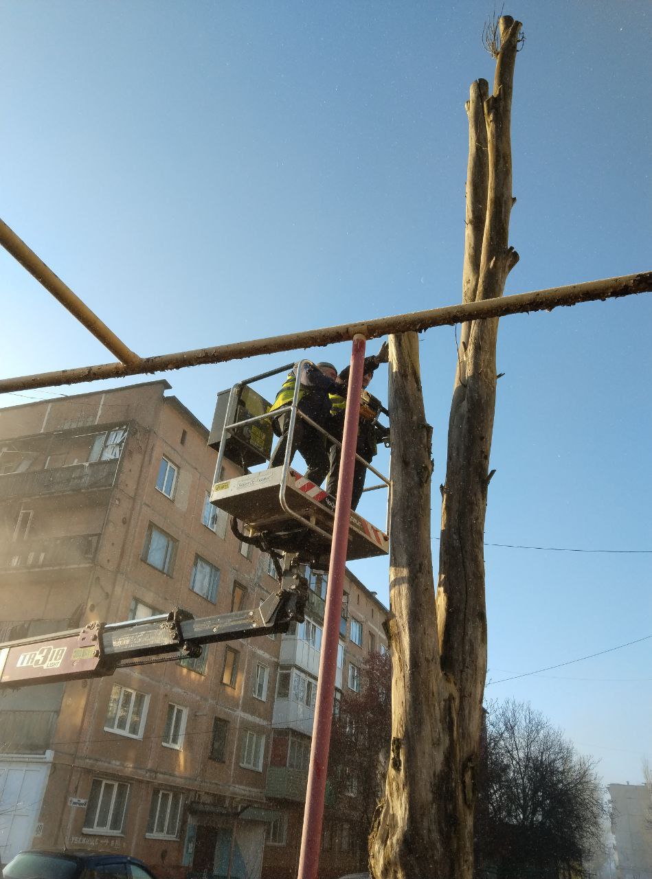 С заботой об округе.. На 16.11.2025 г. сотрудниками МУП "ЭКОС" выполнены следующие виды работ: Демонтаж старых дорожных знаков и стоек по городу Сбор случайного мусора по городу Удаление аварийного дерева по ул. Белинского... С заботой об округе.. На 16.11.2025 г. сотрудниками МУП "ЭКОС" выполнены следующие виды работ: Демонтаж старых дорожных знаков и стоек по городу Сбор случайного мусора по городу Удаление аварийного дерева по ул. Белинского...