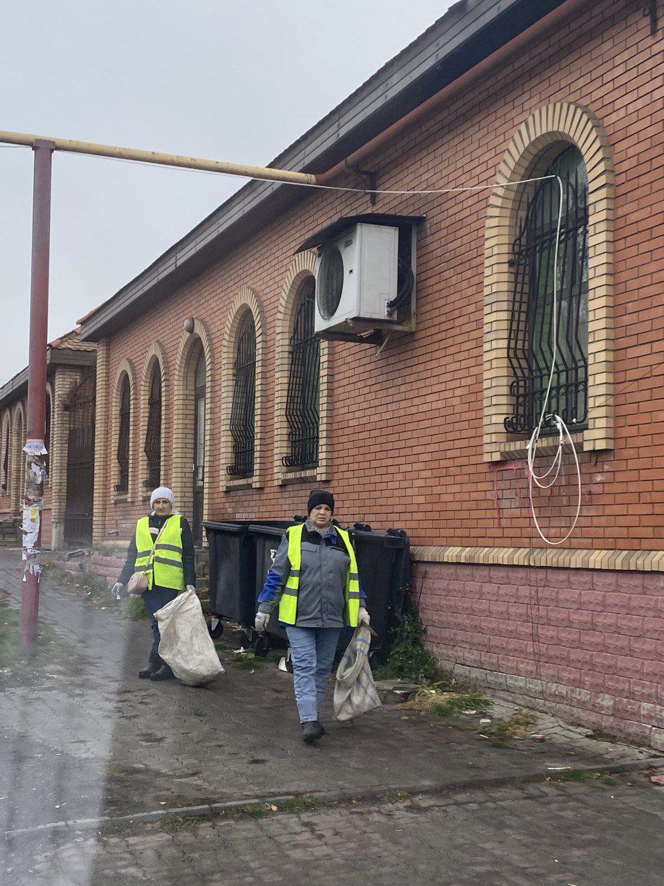 С заботой об округе.. На 16.11.2025 г. сотрудниками МУП "ЭКОС" выполнены следующие виды работ: Демонтаж старых дорожных знаков и стоек по городу Сбор случайного мусора по городу Удаление аварийного дерева по ул. Белинского... С заботой об округе.. На 16.11.2025 г. сотрудниками МУП "ЭКОС" выполнены следующие виды работ: Демонтаж старых дорожных знаков и стоек по городу Сбор случайного мусора по городу Удаление аварийного дерева по ул. Белинского...