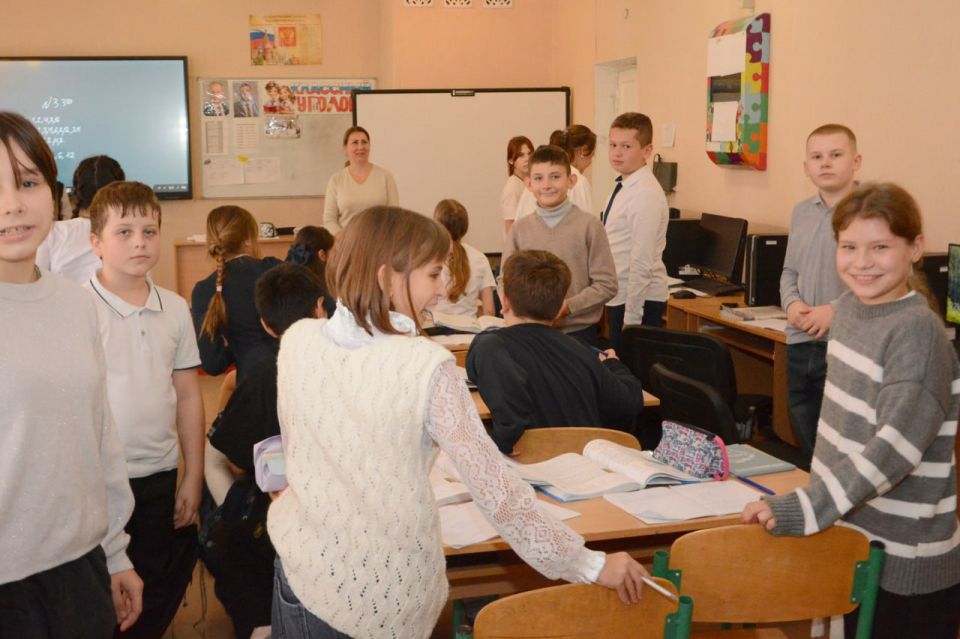Алексей Дорофеев проверил условия для учебы донецких школьников Алексей Дорофеев проверил условия для учебы донецких школьников