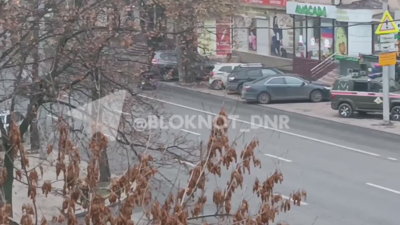 В Донецке «скуф» на трицикле попер против движения автомобилей и заехал на полосу для автобусов