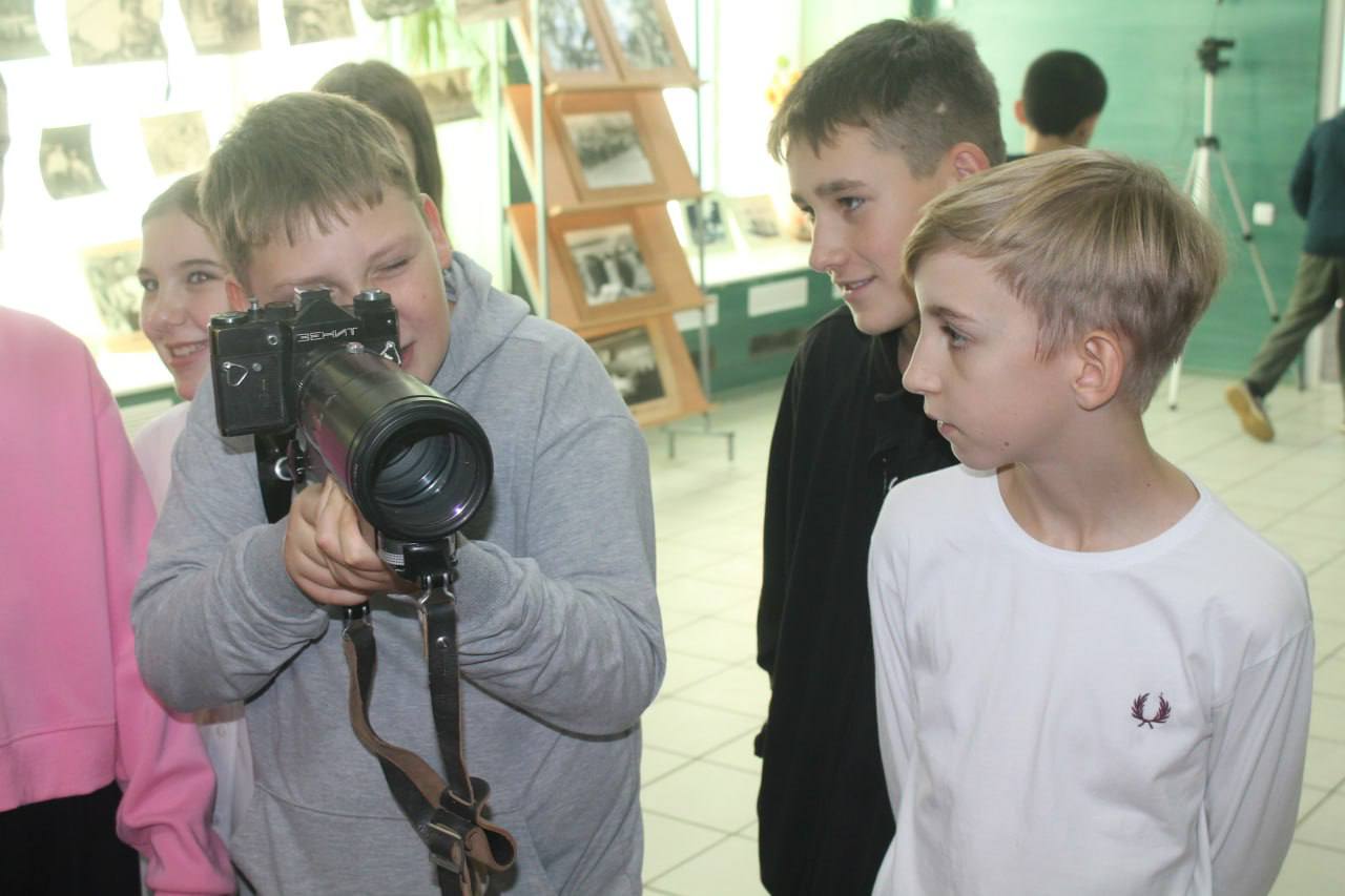 День старых фотографий прошёл в Мангушском местном отделении партии «Единая Россия» День старых фотографий прошёл в Мангушском местном отделении партии «Единая Россия»