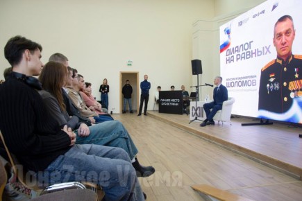 "У вас по-другому горят глаза": Герой России Максим Шоломов встретился с молодежью ДНР