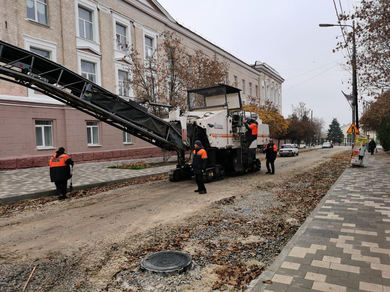 В Амвросиевке до конца года планируется обновить дорожное полотно по улице Ленина силами региона -шефа Амурской области