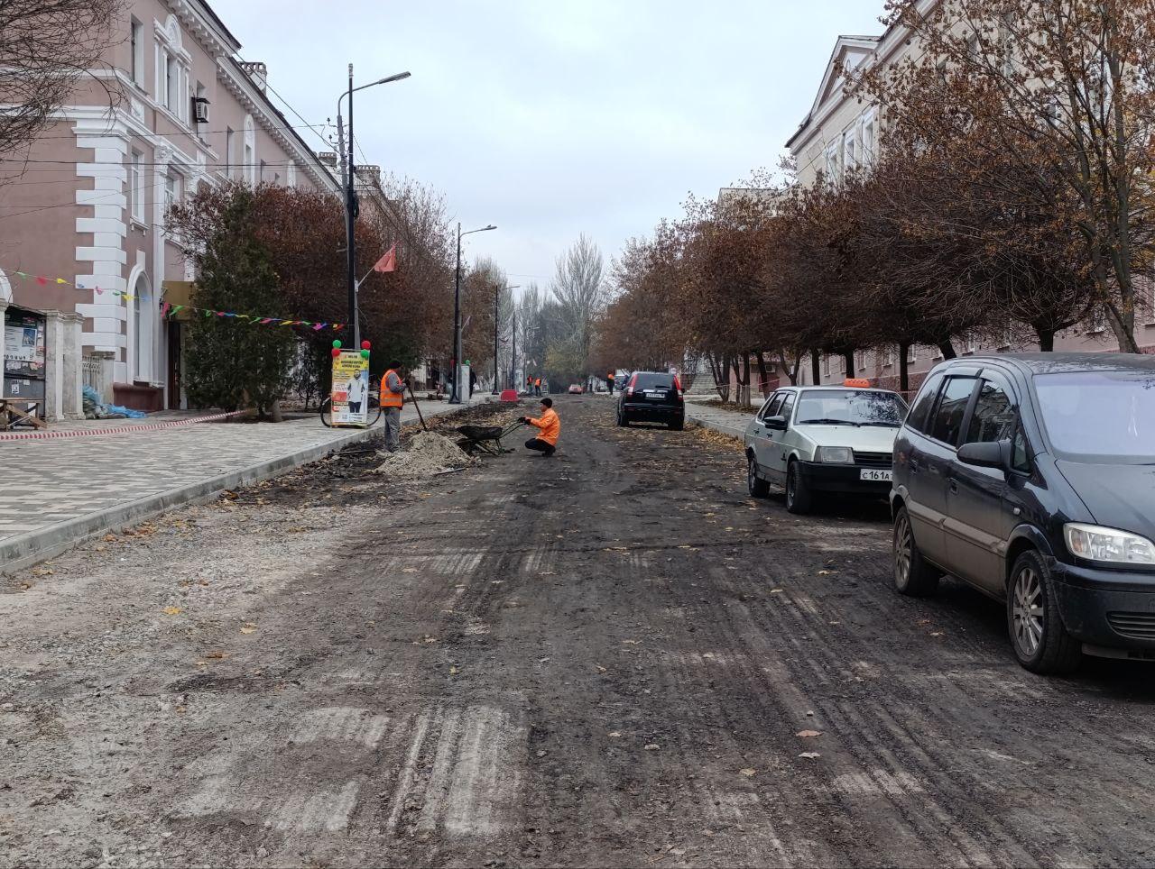 В Амвросиевке до конца года планируется обновить дорожное полотно по улице Ленина силами региона -шефа Амурской области В Амвросиевке до конца года планируется обновить дорожное полотно по улице Ленина силами региона -шефа Амурской области