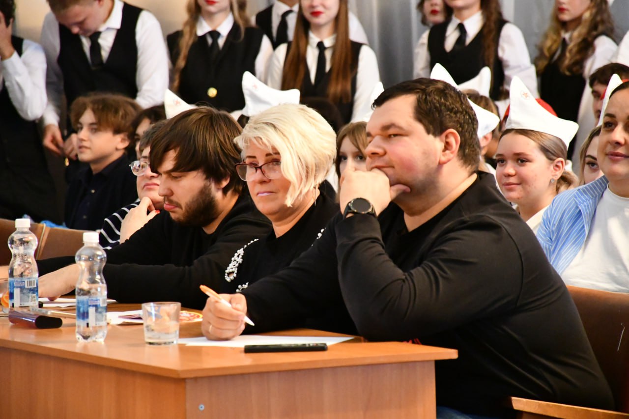 Сергей Самохин: Поучаствовал в дебальцевском фестивале-конкурсе КВН «Смеховой бунт: гены смеха» в качестве жюри Сергей Самохин: Поучаствовал в дебальцевском фестивале-конкурсе КВН «Смеховой бунт: гены смеха» в качестве жюри