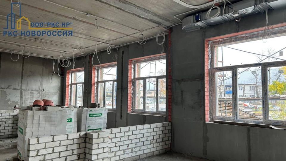 Продолжаются работы по восстановлению школы №40 в Орджоникидзевском районе Мариуполя Продолжаются работы по восстановлению школы №40 в Орджоникидзевском районе Мариуполя