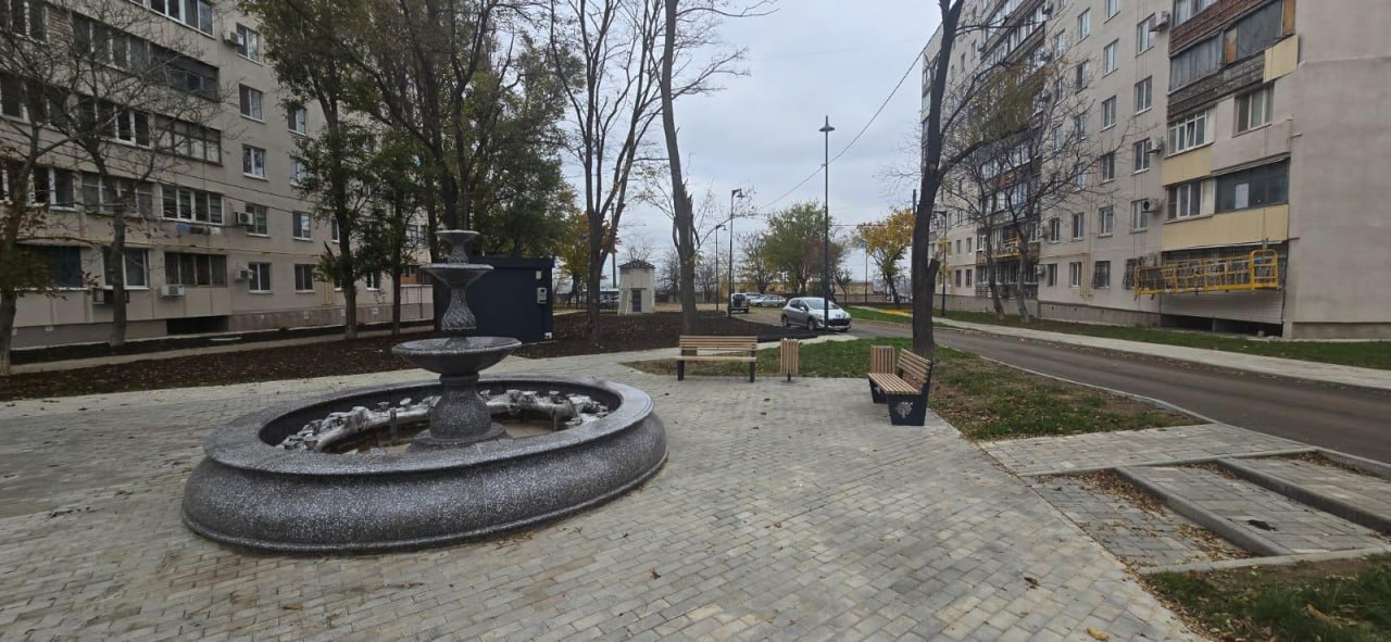 Специалисты из Санкт-Петербурга завершили благоустройство дворов в Мариуполе Специалисты из Санкт-Петербурга завершили благоустройство дворов в Мариуполе