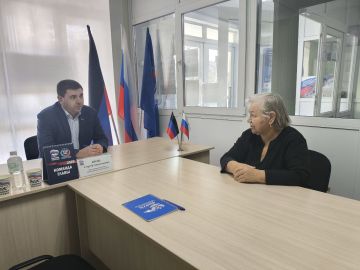 Провел в Амвросиевке приём граждан