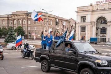 Глава Минмола ДНР Денис Шимановский поздравил МГЕР с 20-летием