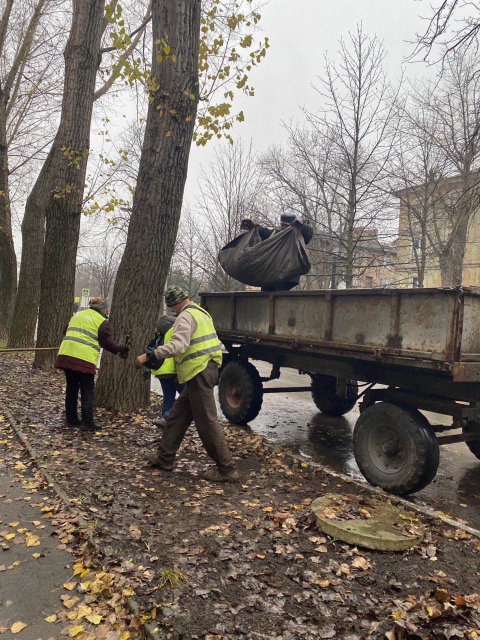 С заботой об округе.. На 16.11.2025 г. сотрудниками МУП "ЭКОС" выполнены следующие виды работ: Демонтаж старых дорожных знаков и стоек по городу Сбор случайного мусора по городу Удаление аварийного дерева по ул. Белинского... С заботой об округе.. На 16.11.2025 г. сотрудниками МУП "ЭКОС" выполнены следующие виды работ: Демонтаж старых дорожных знаков и стоек по городу Сбор случайного мусора по городу Удаление аварийного дерева по ул. Белинского...
