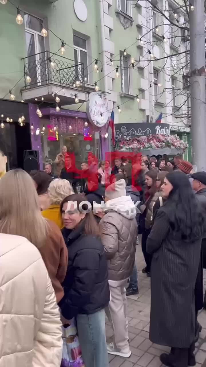 В Донецке на улице Артёма магазин парфюмерии устроил фортуну