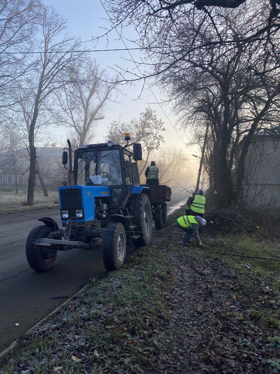 С заботой об округе.. На 16.11.2025 г. сотрудниками МУП "ЭКОС" выполнены следующие виды работ: Демонтаж старых дорожных знаков и стоек по городу Сбор случайного мусора по городу Удаление аварийного дерева по ул. Белинского...