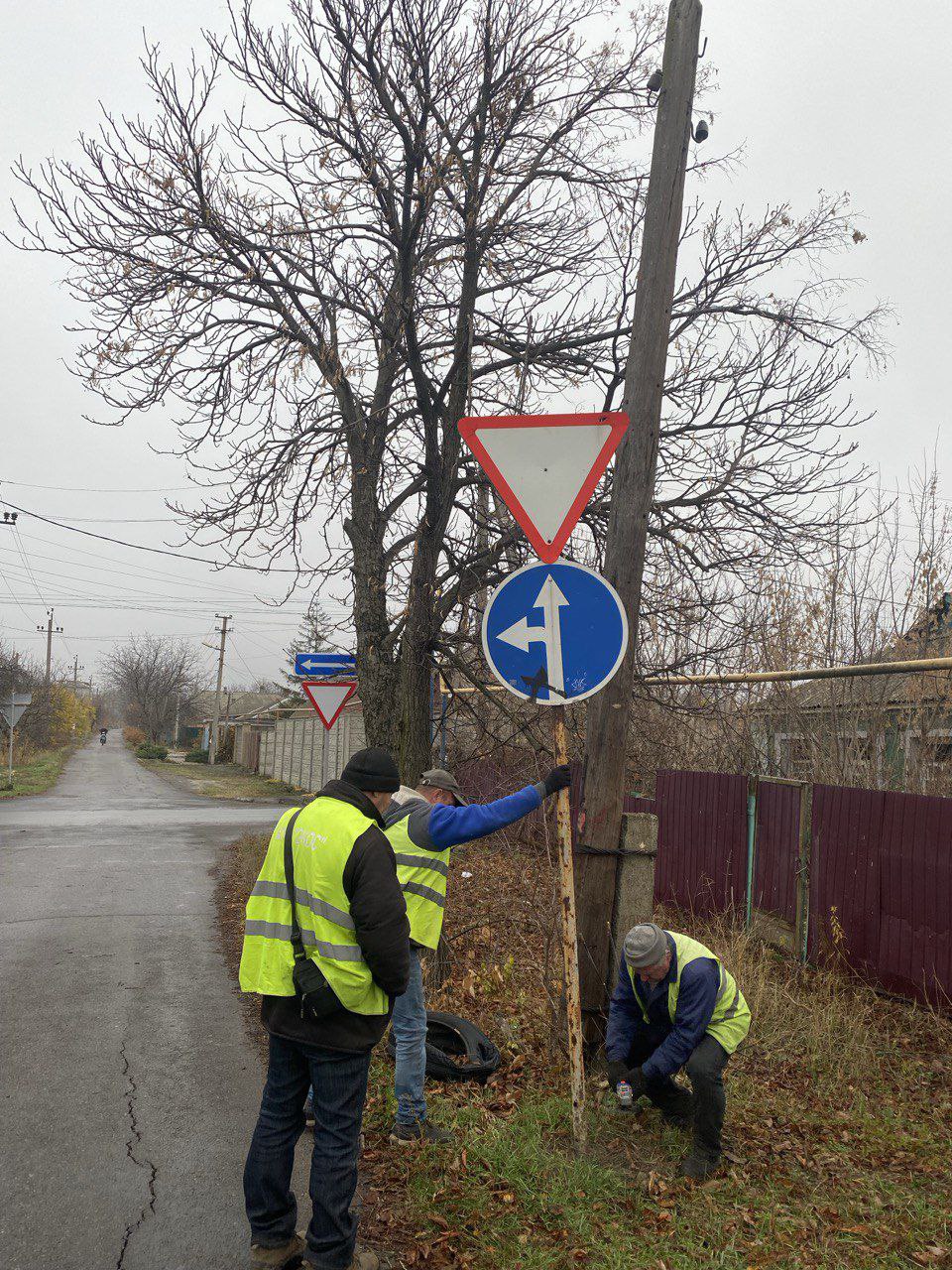 С заботой об округе.. На 16.11.2025 г. сотрудниками МУП "ЭКОС" выполнены следующие виды работ: Демонтаж старых дорожных знаков и стоек по городу Сбор случайного мусора по городу Удаление аварийного дерева по ул. Белинского... С заботой об округе.. На 16.11.2025 г. сотрудниками МУП "ЭКОС" выполнены следующие виды работ: Демонтаж старых дорожных знаков и стоек по городу Сбор случайного мусора по городу Удаление аварийного дерева по ул. Белинского...