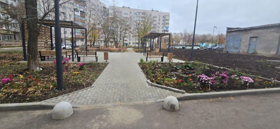 Специалисты из Санкт-Петербурга завершили благоустройство дворов в Мариуполе Специалисты из Санкт-Петербурга завершили благоустройство дворов в Мариуполе