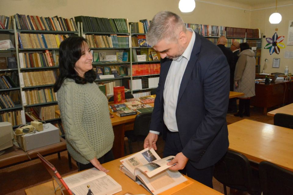 Алексей Дорофеев проверил условия для учебы донецких школьников Алексей Дорофеев проверил условия для учебы донецких школьников